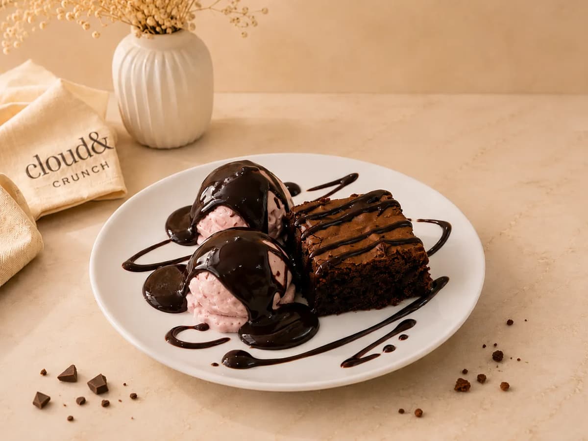 Brownie com Gelado de Morango e Molho de Chocolate